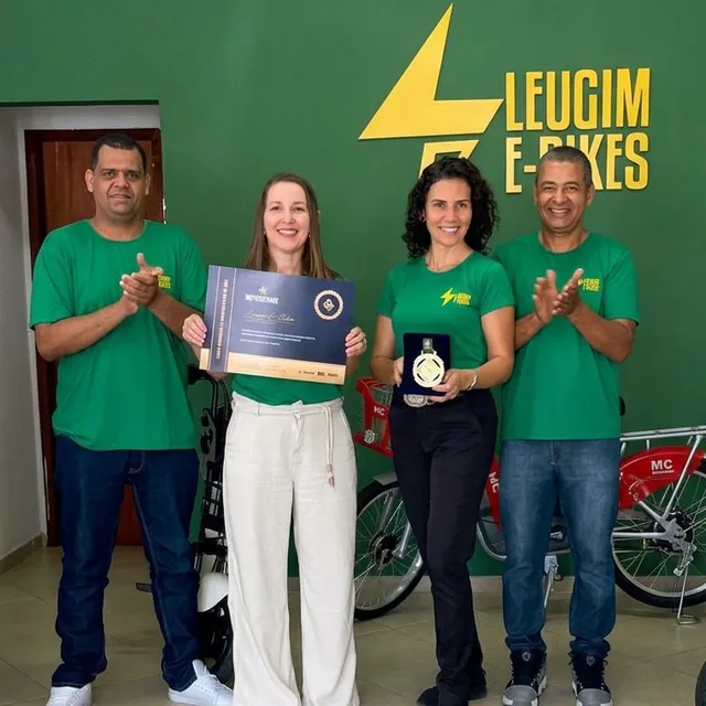 Equipe Leugim E-Bikes com certificado e medalha de reconhecimento na loja